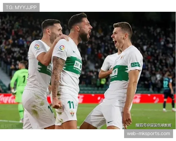 格拉纳达后卫两黄变一红离场，球队少打一人